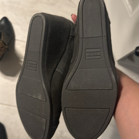 Grey suede Toms wedge. Size 7.5. Almost new. - Picture 3 of 5